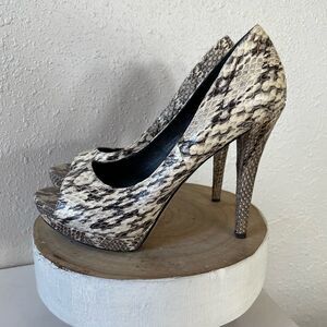 Vera Wang Lavendar Leather Heels Size 6.5M